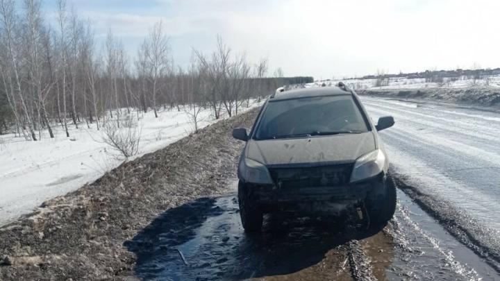Иномарка вылетела с дороги в Заводском районе Саратова