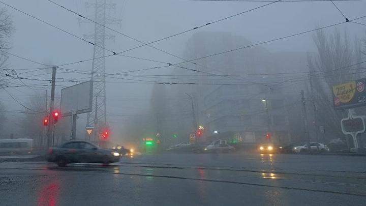 Туман и обледенелые дороги: саратовцам напомнили об опасности