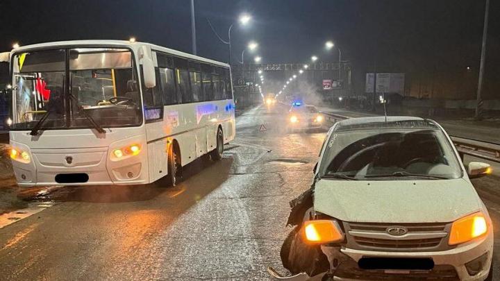 В Саратове столкнулись автомобиль с автобусом