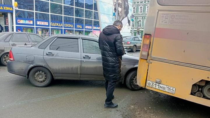 В центре Саратова легковушка врезалась в автобус
