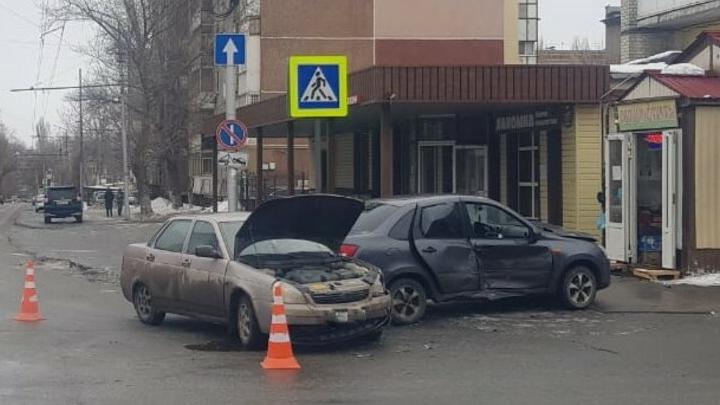 В ДТП с двумя "Ладами" в Октябрьском районе Саратова пострадал мужчина