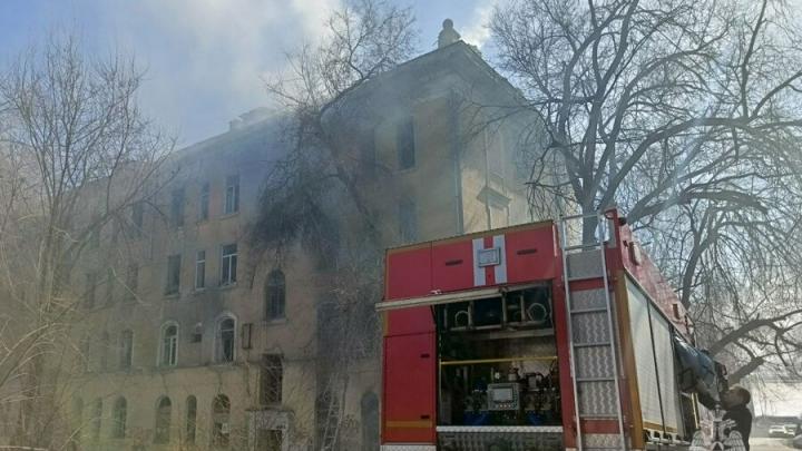 На Чернышевского в Саратове горит нежилая четырехэтажка