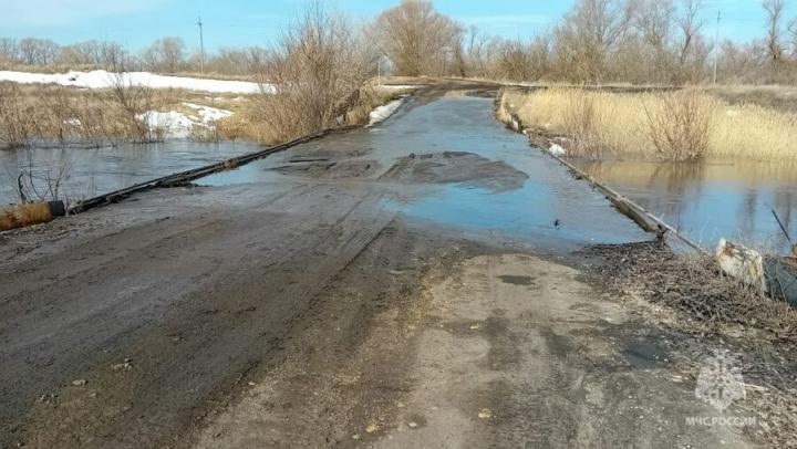 Паводок в Саратовской области: залило уже пять мостов