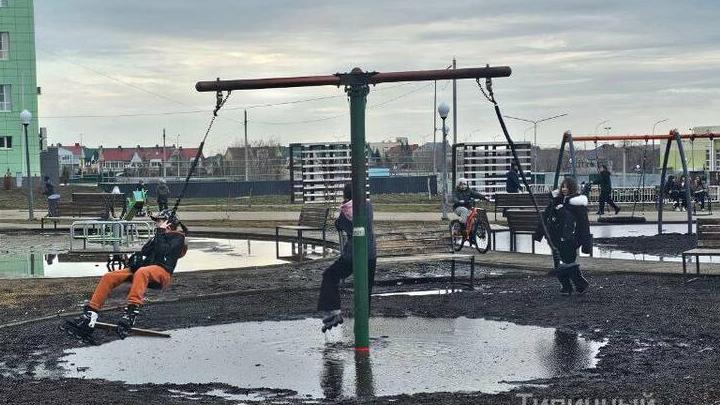 Саратовские дети рискуют вываляться в грязи в парке «Изумрудный»