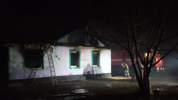 В Красноармейском районе огонь с сарая перекинулся на дом и баню 