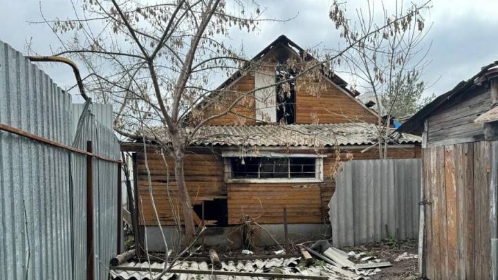 Ночью на Вольской в Саратове горел деревянный дом: обнаружен погибший