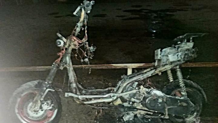 В саратовской Елшанке ночью сгорел скутер