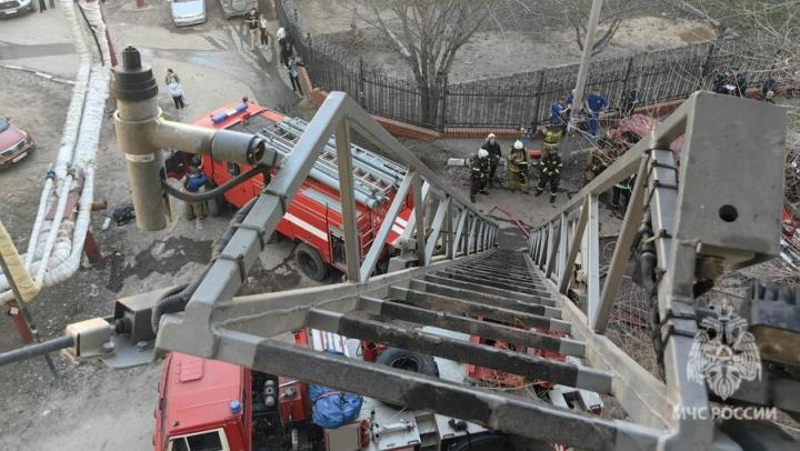 На Соколовогорской горит общежитие: эвакуировано 30 взрослых и 10 детей