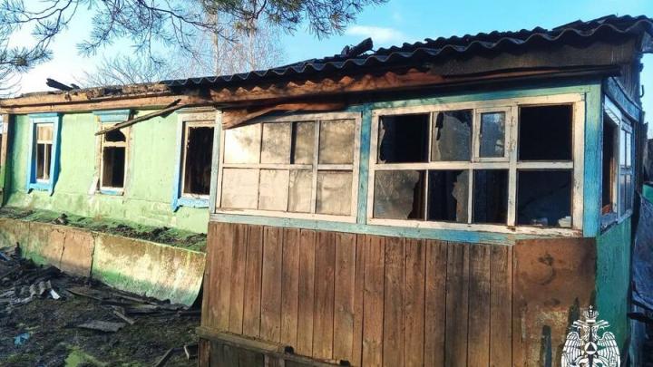Ночью в саратовском селе горел дом: соседи вызвали пожарных