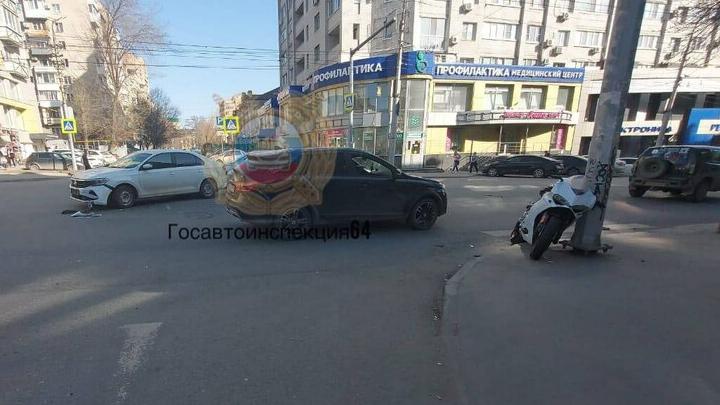 В центре Саратова столкнулись иномарка и мотоцикл