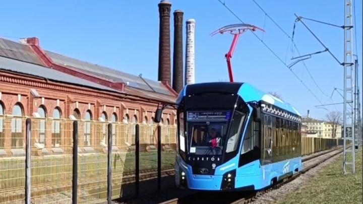 На Невском заводе обкатывают трамвай, который привезут в Саратов