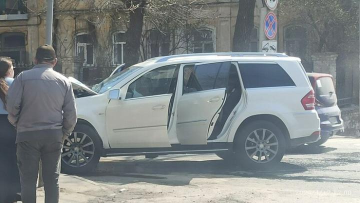 На Чернышевского Mercedes влетел в столб после столкновения с "Москвичом"