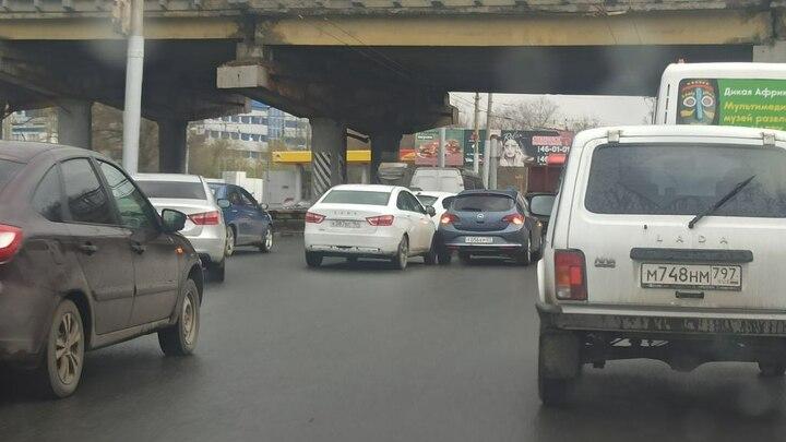 Под мостом на Ипподромной в Саратове «Лада» и Opel создали длинную пробку