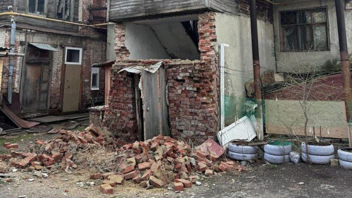 В Волжском районе Саратова у памятника архитектуры обрушилась пристройка