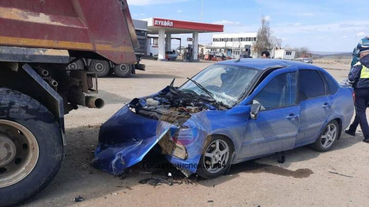 В Гагаринском районе Саратова мужчина пострадал в ДТП с грузовиком и легковушками