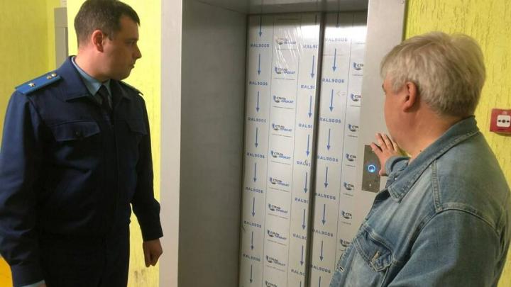 В энгельсской многоэтажке на Шуровой горе сорвался лифт с пассажиркой