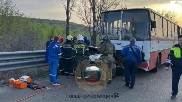Пассажир "девятки" погиб в ДТП с дачным автобусом и "Грантой" в Саратове