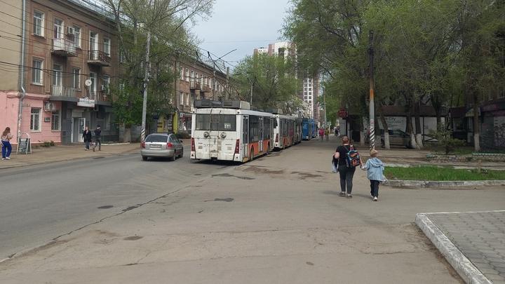 В центре Энгельса остановились троллейбусы