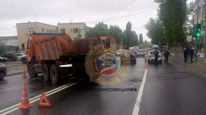 В Саратове столкнулись грузовик и иномарка