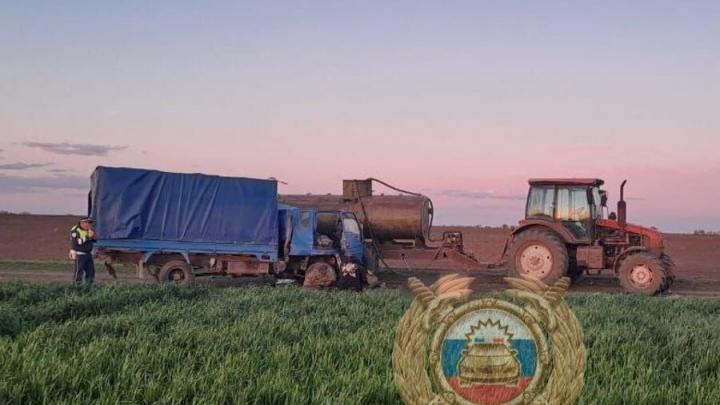 На саратовской полевой дороге грузовик врезался в трактор