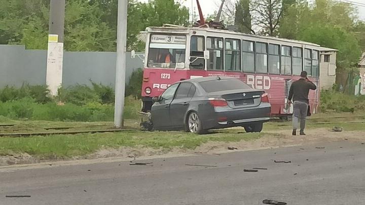 В Саратове BMW вылетел на трамвайные пути и заблокировал движение трамваев