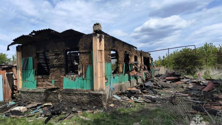 Неосторожный курильщик погиб на пожаре в Романовском районе