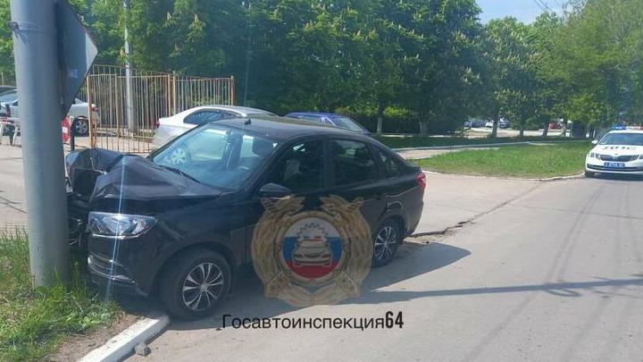 Автоледи на "Гранте" врезалась в столб в Заводском районе Саратова