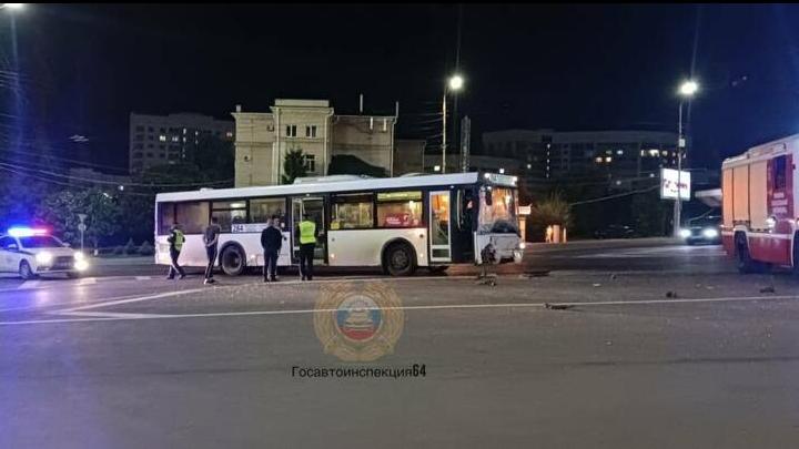 Четверо пострадали в ДТП с автобусом и "Мерседесом" на Славянской площади