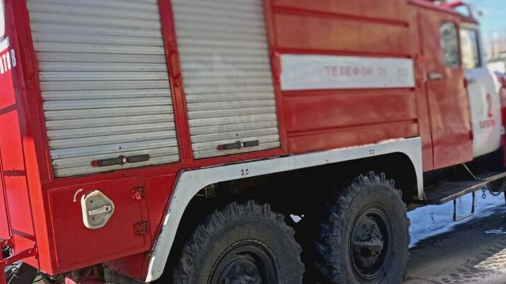 В Энгельсе пожарные тушили заброшенное здание