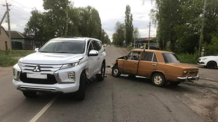 В Балашове водитель и пассажирка "копейки" попали в больницу после ДТП с внедорожником