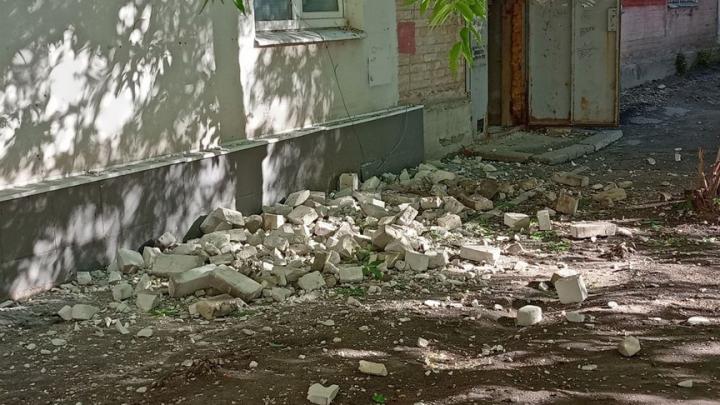 Часть дома обвалилась в Заводском районе Саратова