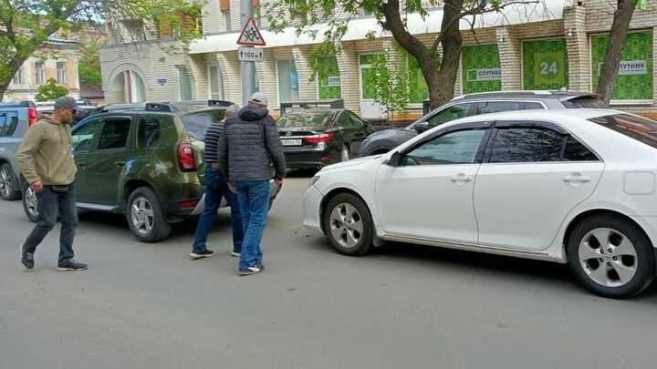 В Саратове на улице Чернышевского столкнулись две легковушки