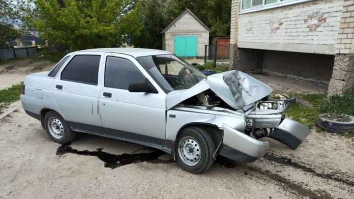 В Озинках молодой водитель на "десятке" въехал в дом