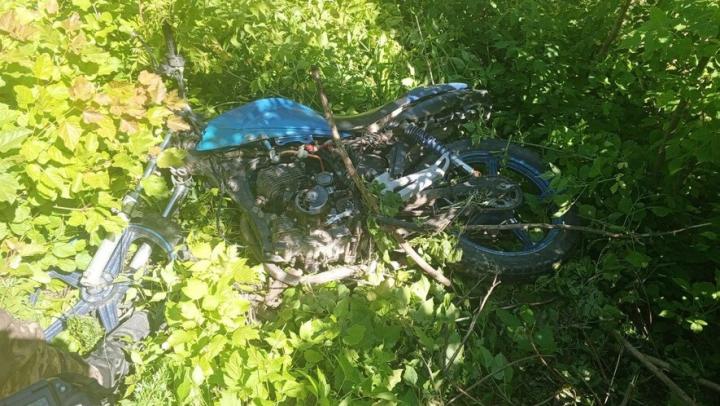 В Базарно-Карабулакском районе мотоцикл с подростками вылетел с трассы