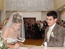 ГИБДД рекомендует в день эстафеты доставлять невест до ЗАГСа на руках