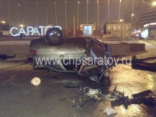 Автомобиль протаранил стеллу "Саратов" на Предмостовой площади. Двое погибли