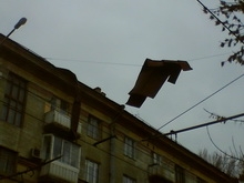 Улицу Чернышевского перекрыли из-за повисшего на проводах листа жести
