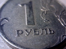 Центробанк с трудом удерживает курс рубля интервенциями