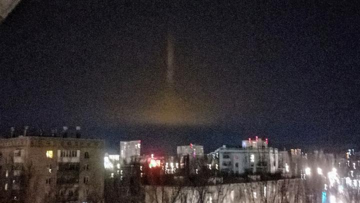 Ночью над Саратовом возник оранжевый столб Ночью над Саратовом возник оранжевый столб