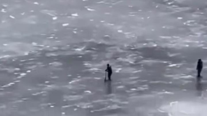 В Энгельсе школьники катались на самокатах по льду реки