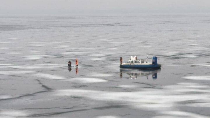 Спасатели увели рыбака со льда у саратовского моста