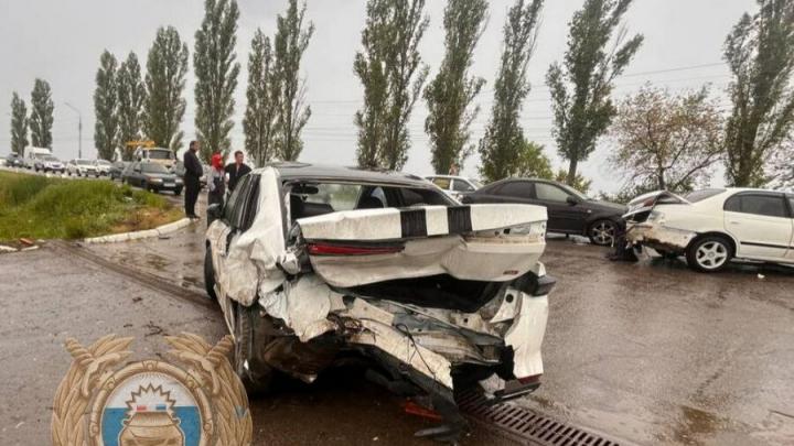 В Энгельсе Toyota протаранила две иномарки