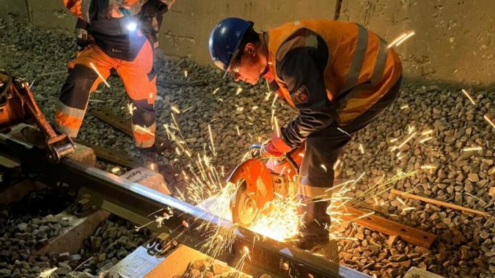 Выброс пути: в Саратове из-за жары деформировались рельсы на Огородной