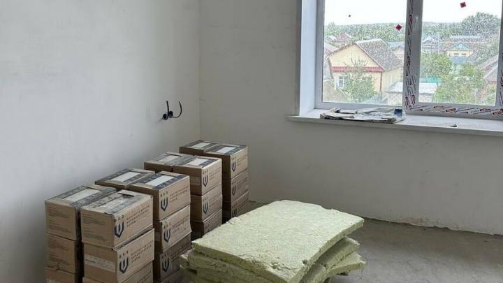 В Пугачеве в рамках нацпроекта ремонтируют акушерское отделение в райбольнице