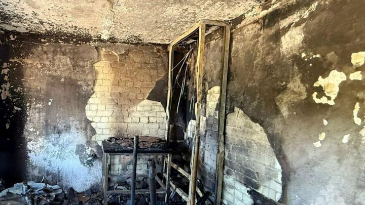 В Саратове на улице Лунной загорелось заброшенное здание