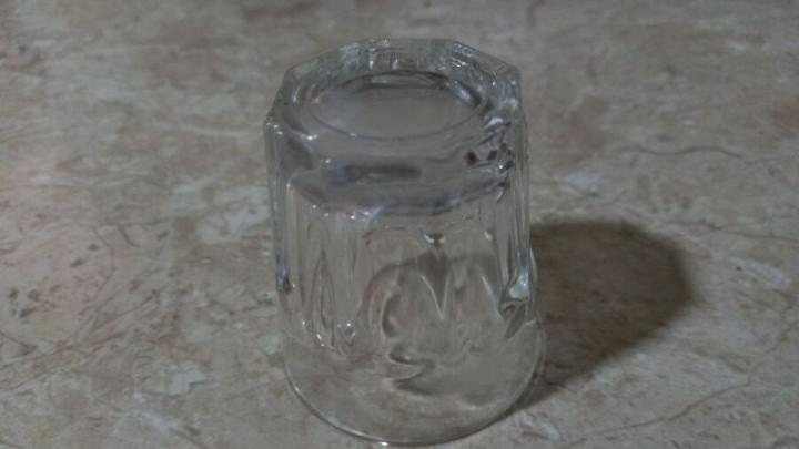 В Самойловском районе во время застолья мужчина избил собутыльницу