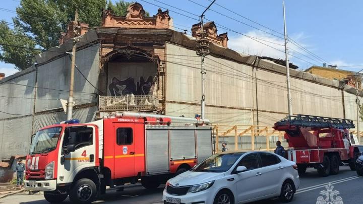 В Саратове загорелось здание усадьбы купца Баринова