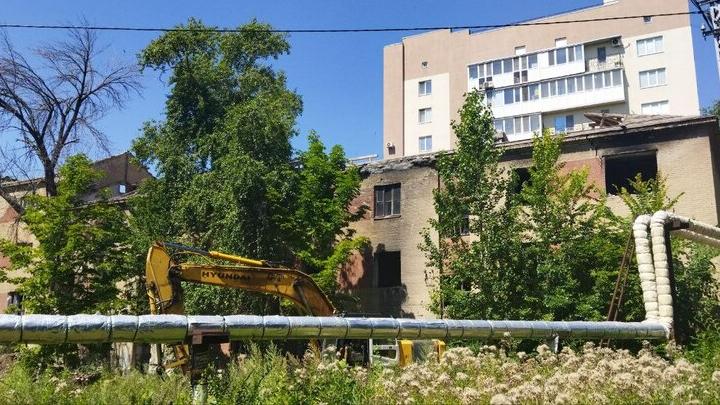 Аварийный дом у храма сносят в Заводском районе Саратова