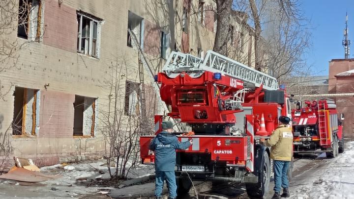 В Саратове горит расселенный дом на проспекте Энтузиастов| ВИДЕО