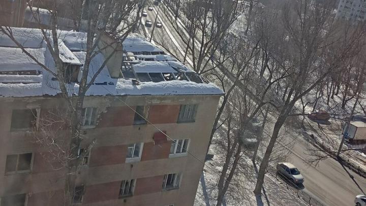 В Саратове сравняют с землей горевший аварийный дом на Энтузиастов 